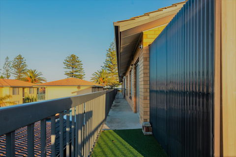 Henley Beach South, Amazing Views, Huge Private Balcony! - Perths Hotel 19