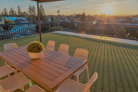 Henley Beach South, Amazing Views, Huge Private Balcony! - Perths Hotel 0