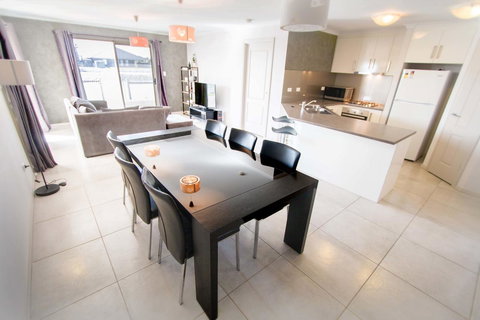 Waterfront On Jefferson, At Wellington Marina, SA - Perths Hotel 3