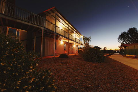 Capricorn Village - Perths Hotel 0