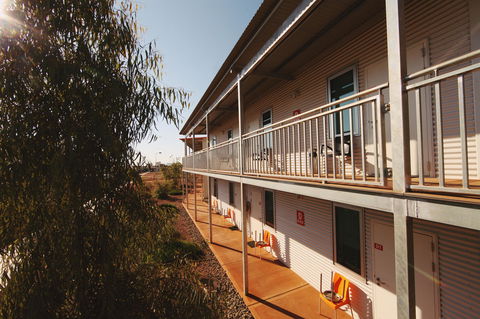 Capricorn Village - Perths Hotel 11