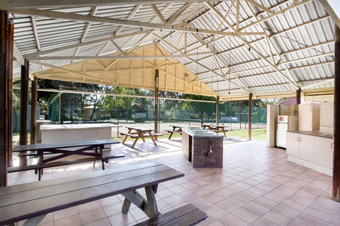 Armidale Tourist Park - Perths Hotel 23