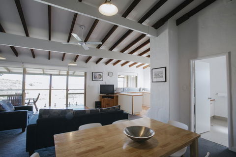 Canal Rocks Beachfront Apartments - Perths Hotel 16