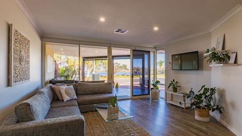 Starboard Views Kalbarri - River Front Apartment - Perths Hotel 0