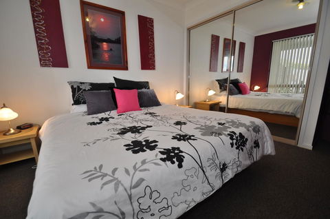 Beachfront Apartments - Perths Hotel 1