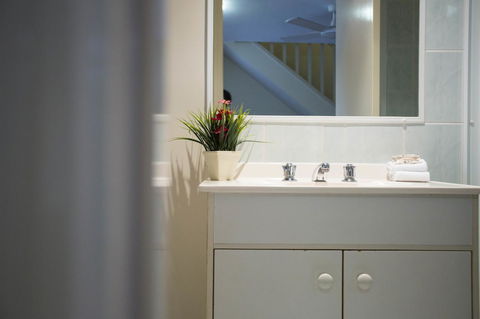 Byron Central Apartments - Perths Hotel 2