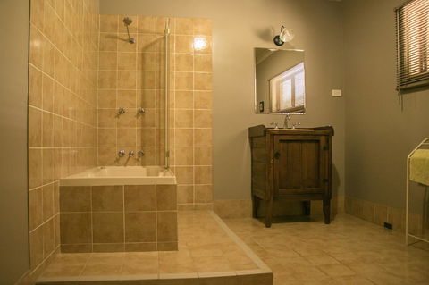 Ironstone Estate Lovedale - Perths Hotel 10