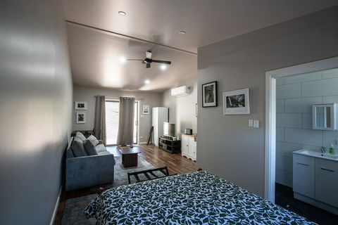 Pound Creek Gallery - Perths Hotel 16