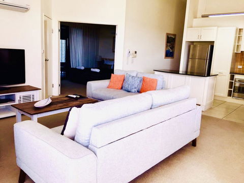 Boathouse Resort (Water Front) - Perths Hotel 9