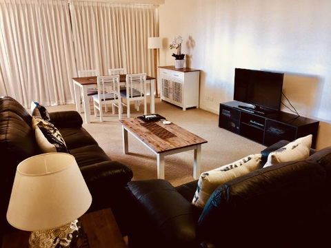 Boathouse Resort (Water Front) - Perths Hotel 5