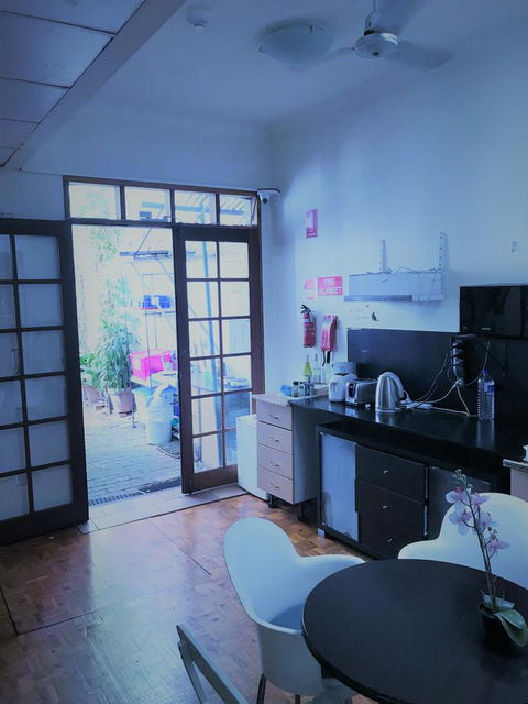 Newtown Cozy Stays - Perths Hotel 14