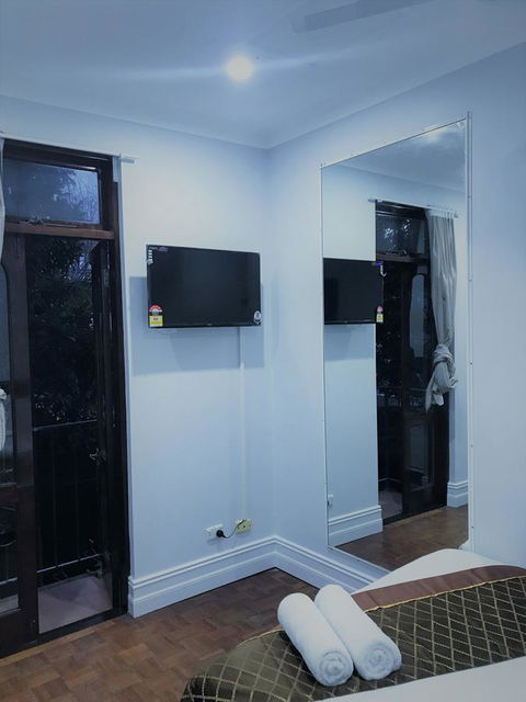 Newtown Cozy Stays - Perths Hotel 40