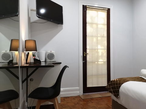 Newtown Cozy Stays - Perths Hotel 35