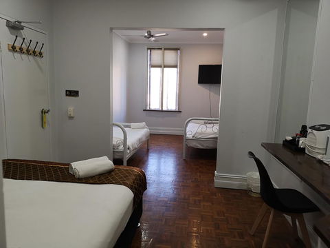 Newtown Cozy Stays - Perths Hotel 29