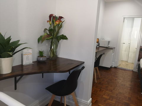 Newtown Cozy Stays - Perths Hotel 38