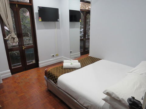 Newtown Cozy Stays - Perths Hotel 4