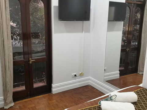 Newtown Cozy Stays - Perths Hotel 33