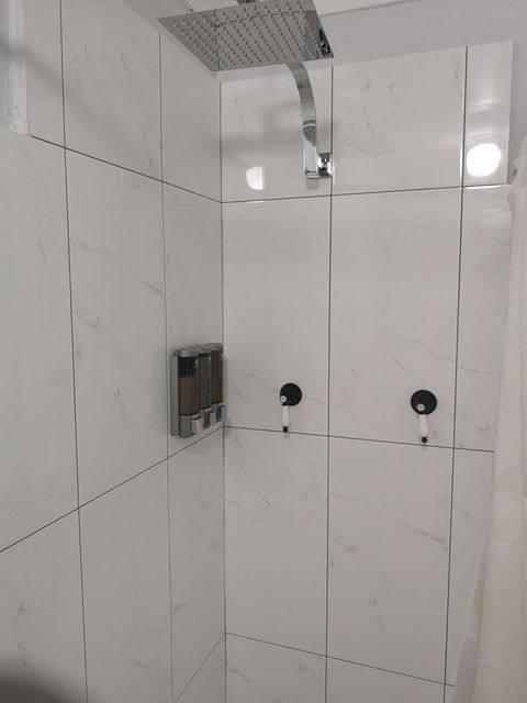 Newtown Cozy Stays - Perths Hotel 6