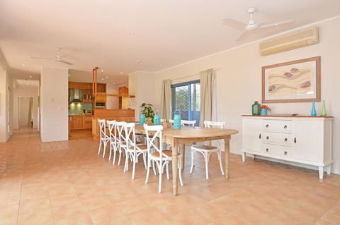 JE Guesthouse, Central To All The Hunter Valley Has To Offer - Perths Hotel 7