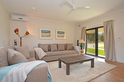 JE Guesthouse, Central To All The Hunter Valley Has To Offer - Perths Hotel 1