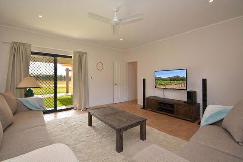 JE Guesthouse, Central To All The Hunter Valley Has To Offer - Perths Hotel 4