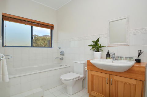 JE Guesthouse, Central To All The Hunter Valley Has To Offer - Perths Hotel 23