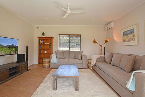 JE Guesthouse, Central To All The Hunter Valley Has To Offer - Perths Hotel 3