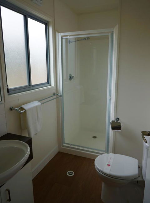 Crestview Tourist Park - Perths Hotel 1