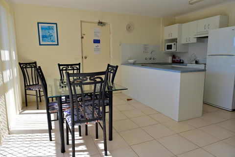 Beach House Holiday Apartments - Perths Hotel 11