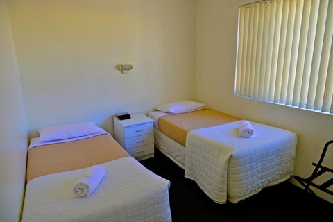 Beach House Holiday Apartments - Perths Hotel 9