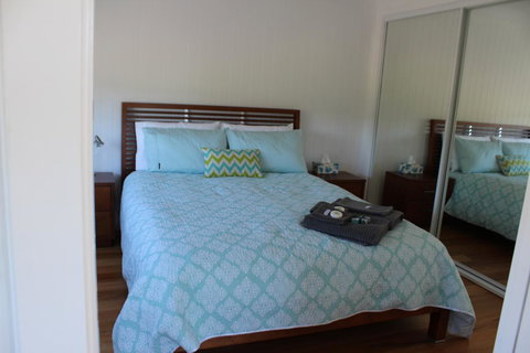 Red Waratah - Perths Hotel 6