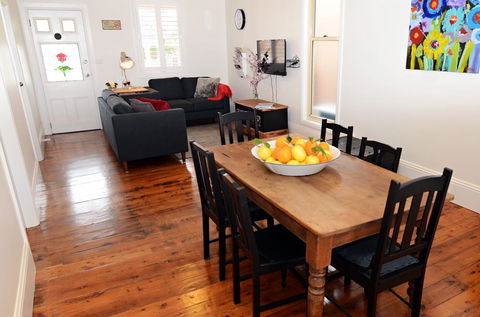 Thelma's Temora - Perths Hotel 7