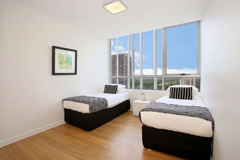 Gadigal Groove - Modern And Bright 3BR Executive Apartment In Zetland With Views - Perths Hotel 6