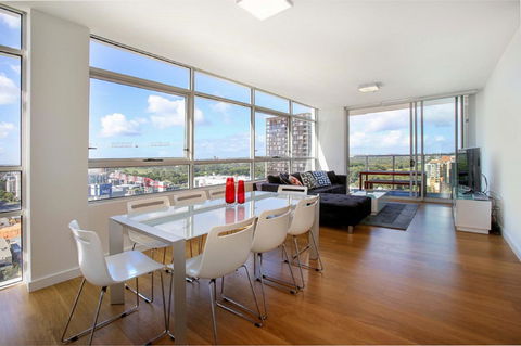 Gadigal Groove - Modern And Bright 3BR Executive Apartment In Zetland With Views - Perths Hotel 1
