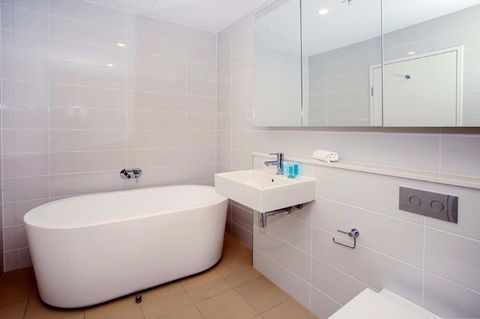 Gadigal Groove - Modern And Bright 3BR Executive Apartment In Zetland With Views - Perths Hotel 8