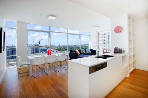 Gadigal Groove - Modern And Bright 3BR Executive Apartment In Zetland With Views - Perths Hotel 2