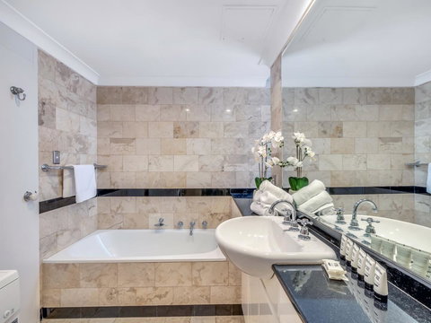 Panoramic Harbour Views And Unbeatable Comfort - Perths Hotel 4