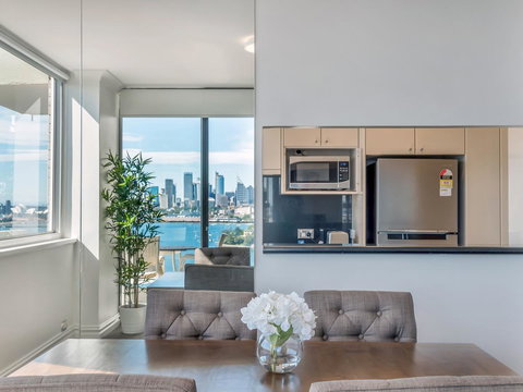 Panoramic Harbour Views And Unbeatable Comfort - Perths Hotel 8