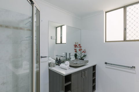CitySide Apartment - 2 Bedroom With Private Courtyard - Perths Hotel 16