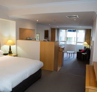 Bond 215 - Perths Hotel