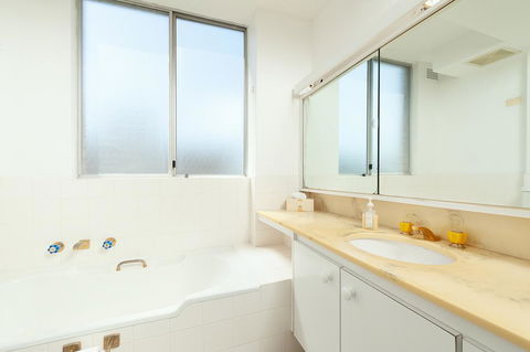 Bondi Apt. For 4 With Panoramic Ocean And Park Views - Perths Hotel 3
