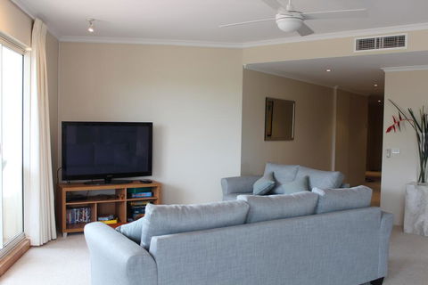 Breakwater 102 - Shoal Bay - Perths Hotel 2