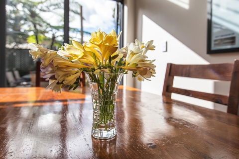 Bright And Airy Home Tucked Away In Funky Newtown - Perths Hotel 3