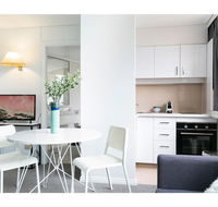 Bright modern studio steps from the action - Perths Hotel