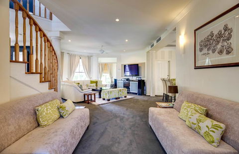 Broadbeach Waterfront Holiday House - Perths Hotel 3