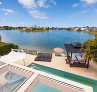 Broadbeach Waterfront Holiday House - Perths Hotel