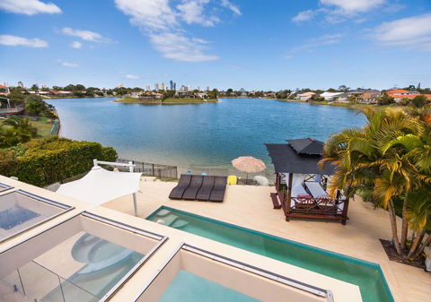 Broadbeach Waterfront Holiday House - Perths Hotel 0
