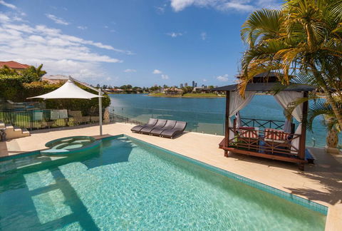 Broadbeach Waterfront Holiday House - Perths Hotel 2