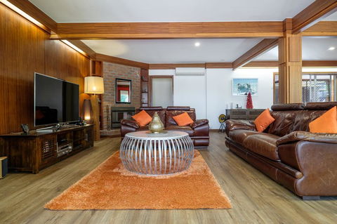 Brookfield Retreat - Large Holiday Home / Group Accommodation - Perths Hotel 2