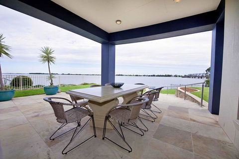 Brookwater- Waterfront On Lake Mulwala - Perths Hotel 2